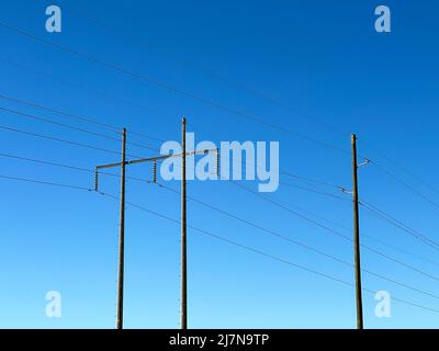 Lignes hydroélectriques dans le pays, contre un ciel bleu. Banque D'Images