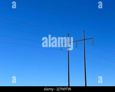 Lignes hydroélectriques dans le pays, contre un ciel bleu. Banque D'Images