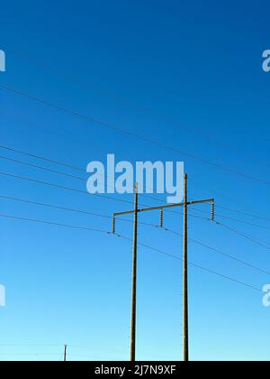 Lignes hydroélectriques dans la campagne. Banque D'Images