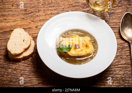 Soupe à l'oignon sur bois Banque D'Images