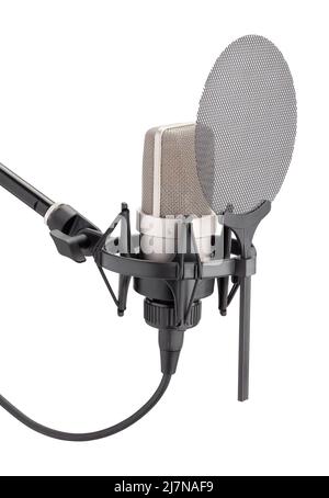 microphone sur support antichoc avec chemin de filtre anti-bruit isolé sur blanc Banque D'Images