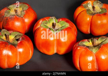 groupe de persimmon sur fond noir Banque D'Images