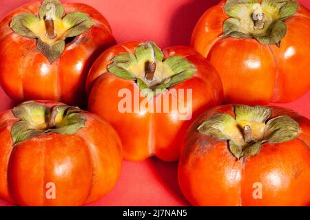 groupe de persimmon sur fond rouge Banque D'Images