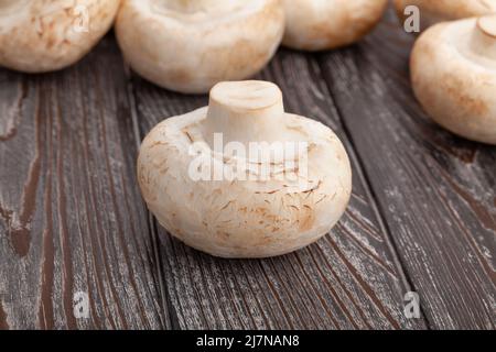 groupe de champignons sur fond de bois Banque D'Images