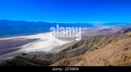 Vue panoramique sur le bassin de Salt Badwater et les montagnes Panamint à l'arrière-pays. Vue de Dante's View. Parc national de Death Valley, Californie, États-Unis Banque D'Images