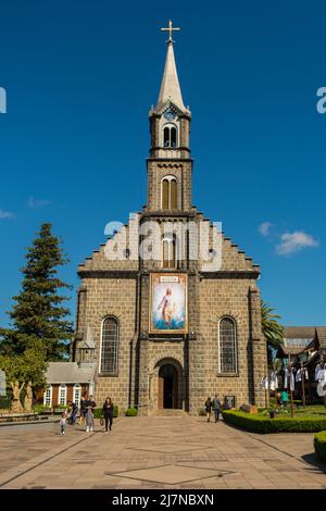 Gramado, Brésil - Circa avril 2022: L'église Saint Pierre, une cathédrale en pierre et célèbre monument dans le centre de Gramado Banque D'Images