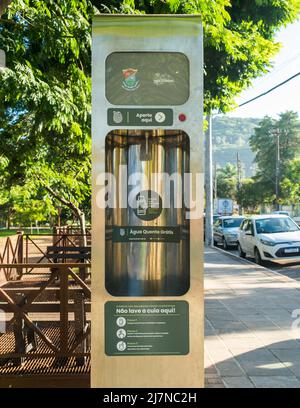 Tres Coroas, Brésil - Circa avril 2022 : distributeur d'eau chaude gratuit pour le célèbre thé de maté dans un parc de Tres Coroas, Rio Grande do Sul Banque D'Images