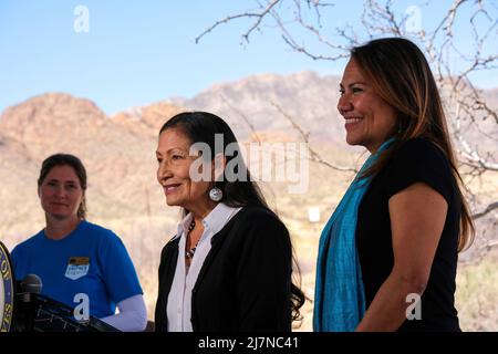 El Paso, États-Unis d'Amérique. 26 mars 2022. Deb Haaland, secrétaire à l'intérieur des États-Unis, prononce un discours lors d'une visite dans la chaîne de Castner avec la Représentante Veronica Escobar, à droite, visitez la chaîne de Castner gérée par la chaîne militaire de fort Bliss, le 26 mars 2022 à El Paso, Texas. Crédit : Tami A. Heilemann/États-Unis Service intérieur/Alamy Live News Banque D'Images