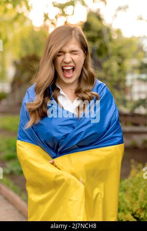 Hurlant émotionnellement fille à aider l'Ukraine dans la guerre, exprime sa liberté, son indépendance et ses sentiments. Love Ukraine concept. Patriot de Banque D'Images