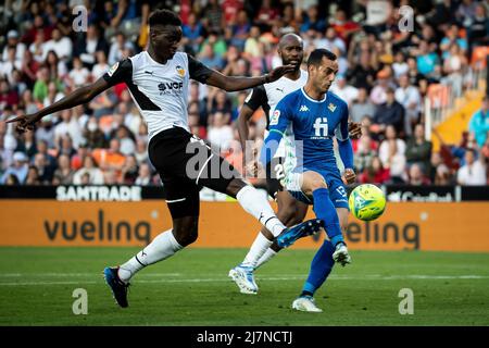 Mouctar Diakhaby de Valencia CF (L) et Juan Miguel Jimnez, Juanmi de Real Betis Pendant le match de la Liga entre Valencia CF et Real Betis Balompie. Photo de Jose Miguel Fernandez /Alamy Live News ) Banque D'Images