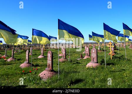 Cimetière militaire où sont enterrés les soldats morts dans la guerre russe contre l'Ukraine. Le drapeau ukrainien d'État flotte sur les tombes et les monuments. Ci Dnipro Banque D'Images