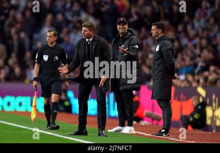 Steven Gerrard, directeur d'Aston Villa, et Jurgen Klopp, directeur de Liverpool (deuxième à droite) sur la ligne de contact lors du match de la Premier League à Villa Park, Birmingham. Date de la photo: Mardi 10 mai 2022. Banque D'Images