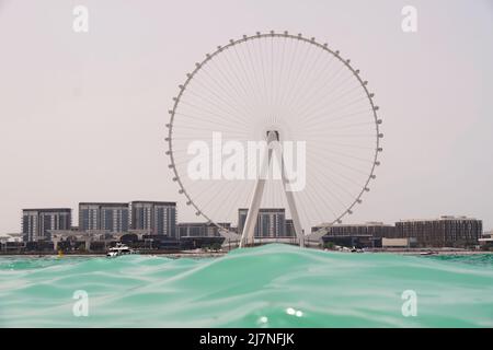 Magnifique prise de vue depuis la mer et la plage de Jumeirah surplombant la grande roue de Dubaï Banque D'Images