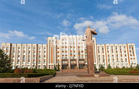 TIRASPOL, TRANSNISTRIE – 16 OCTOBRE 2015 : Parlement de Transnistrie et statue de Vladimir Leninr à Tiraspol, capitale de la brea pro-russe Banque D'Images