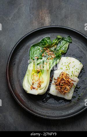 Savoureux filet de flétan frit avec bok choi, plat de restaurant, vue de dessus Banque D'Images