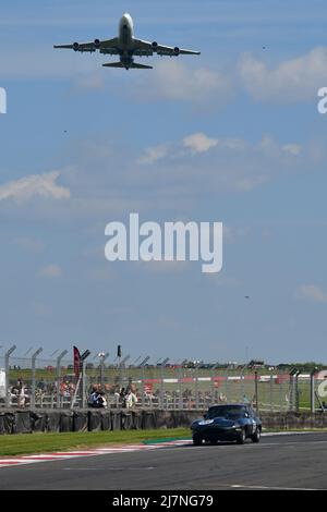 Vous vous êtes demandé à quel point Donington Park était proche de l'aéroport East Midlands, Atlas Aircargo above, Martin Melling, Jason Minshaw, Jaguar E-Type FHC, JAG Banque D'Images