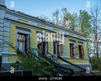 Région de Kharkiv, Skovorodinovka, Skovorodinivka, Ukraine - 05.09.2022: Bâtiment brûlé du musée Skovoroda fenêtres brisées murs endommagés ruines résultat Banque D'Images