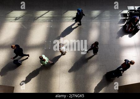 Londres, Royaume-Uni. 9th mai 2022. Les personnes qui voyagent à pied à la gare internationale de Saint Pancras sont un point de repère. (Credit image: © Dominika Zarzycka/SOPA Images via ZUMA Press Wire) Banque D'Images