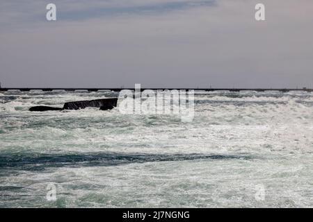 La célèbre arnaque de fer de 104 ans de la rivière Niagara s'est brisée. Niagara Falls Ontario Canada Banque D'Images