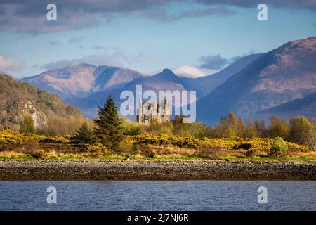 Editorial Scotland, Royaume-Uni - 24 avril 2022 : le spectaculaire château Eilean Donan niché au milieu des montagnes de l'Ecosse, Royaume-Uni. Banque D'Images