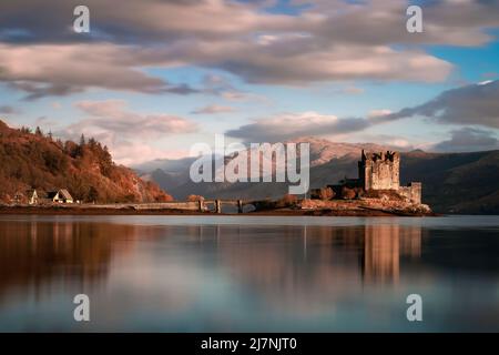 Editorial Scotland, Royaume-Uni - 25 avril 2022 : coucher de soleil sur le spectaculaire château Eilean Donan en Écosse, Royaume-Uni. Banque D'Images