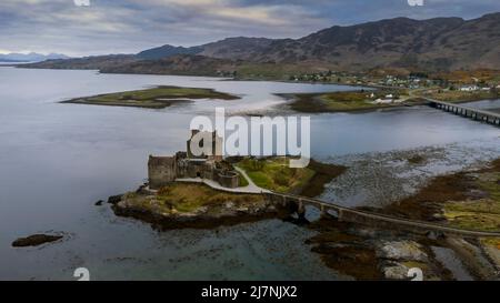 Editorial Scotland, Royaume-Uni - 25 avril 2022 : vue aérienne par drone du spectaculaire château Eilean Donan en Écosse, Royaume-Uni. ID de prospectus et ID d'opérateur disponibles Banque D'Images