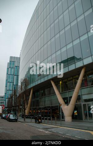 Façade contemporaine en verre d'un grand immeuble de bureaux à Deansgate, Manchester, Greater Manchester, Royaume-Uni. Banque D'Images