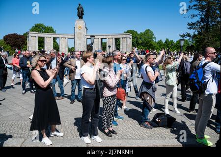 09.05.2022, Berlin, Allemagne, Europe - les membres de la communauté russe vivant à Berlin se rencontrent au Mémorial de la guerre soviétique pour célébrer le 9th mai du jour de la victoire. Banque D'Images