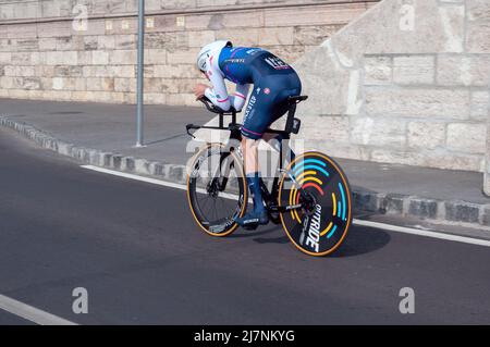 BUDAPEST, HONGRIE - 0 MAI- 7, 2022: Pro cycliste Mauro Schmid QUICK-STEP ALPHA VINYLE ÉQUIPE Giro d'Italia phase 2 essai de temps - compétition de cyclisme sur Banque D'Images