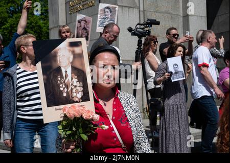 09.05.2022, Berlin, Allemagne, Europe - les membres de la communauté russe vivant à Berlin se rencontrent au Mémorial de la guerre soviétique pour célébrer le 9th mai du jour de la victoire. Banque D'Images