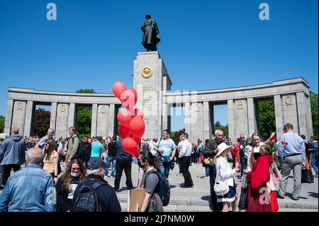 09.05.2022, Berlin, Allemagne, Europe - les membres de la communauté russe vivant à Berlin se rencontrent au Mémorial de la guerre soviétique pour célébrer le 9th mai du jour de la victoire. Banque D'Images
