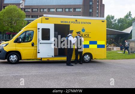 Poste de police mobile et deux policiers Banque D'Images