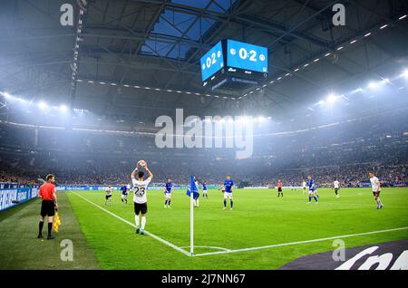 Feature, scène de jeu dans le Veltins Arena, le tableau de bord montre le score intermédiaire de 0:2, cube vidéo, action, Leart PAQARADA (Pauli) lancer dans, vue d'ensemble, football 2nd Bundesliga, 33rd match day, FC Schalke 04 (GE) - FC St. Pauli Hamburg Hamburg 3: 2, le 7th mai 2022 à Gelsenkirchen/Allemagne. #DFL les règlements interdisent toute utilisation de photographies comme séquences d'images et/ou quasi-vidéo # AUCUNE VENTE AU JAPON! Â Banque D'Images