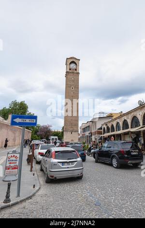 Adana, Turquie - 2022 mai : vue sur la rue de la vieille ville d'Adana et la grande tour de l'horloge. Adana est une ville importante dans le sud de la Turquie Banque D'Images