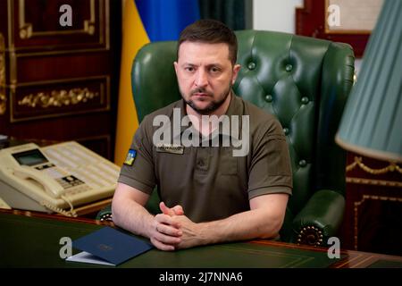 Kiev, Ukraine. 10th mai 2022. Le président ukrainien Volodymyr Zelenskyy, livre son adresse vidéo quotidienne au peuple ukrainien depuis son bureau dans le bâtiment administratif présidentiel, le 10 mai 2022 à Kiev, Ukraine. Credit: Présidence de l'Ukraine/Présidence de l'Ukraine/Alamy Live News Banque D'Images