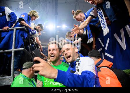 Gelsenkirchen, Allemagne. 07th mai 2022. Promotion Schalke, goalwart Ralf FAEHDMANN (FÃ hrmann) (GE) avec <fans, Fussball 2. Bundesliga, 33.matchday, FC Schalke 04 (GE) - FC St. Pauli Hamburg Hambourg 3:2, am 07.05.2022 à Gelsenkirchen/ Allemagne. #DFL règlements interdisent toute utilisation de photographies comme séquences d'images et/ou quasi-vidéo # crédit: dpa/Alay Live News Banque D'Images