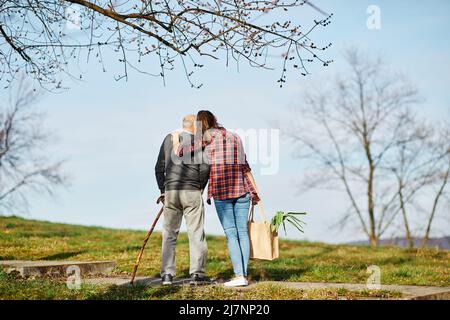 infirmière soins aux aînés aide aide aide à la retraite personnes âgées homme famille amour fille petite-fille shopping épicerie Banque D'Images