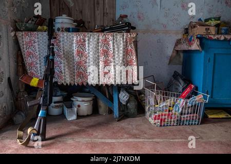 Les armes reposent à l'entrée d'une petite cuisine tandis que les soldats déjeunent. NOTE : il a été demandé le lieu ne pas être mentionné pour des raisons de sécurité, le quartier général est situé dans un village à l'est de la ville de Zaporizhzhia. Zaporizhia est une ville dans le sud-est de l'Ukraine, un important centre industriel du pays avec environ 700,000 habitants, centre administratif de la région.la région de Zaporizhzhya a fait l'objet d'attaques russes depuis le début de la bataille du Donbass, et sert de passerelle vers l'Ukraine intérieure. La Russie a envahi l'Ukraine le 24 février 2022, trigg Banque D'Images