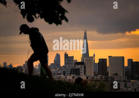 Londres, Royaume-Uni. 10th mai 2022. Météo au Royaume-Uni : lumière nocturne spectaculaire sur la ville vue depuis le sommet de Greenwich Park. Credit: Guy Corbishley/Alamy Live News Banque D'Images