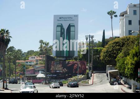 Panneau d'affichage iPhone 13 Pro sur le Sunset Strip à Los Angeles, CA. Banque D'Images