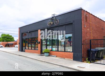 LEXINGTON, NC, USA-8 MAI 2022: Lexington Bike Shop et American Heritage Tattoo, bâtiment et panneaux. Banque D'Images