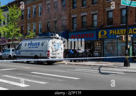 Queens, New Yoek, États-Unis. 9th mai 2022. Des détectives de la police dans le Queens enquêtent sur les lieux où une femme a été tuée et blessée de façon critique. La fusillade a commencé comme un conflit interne entre le suspect et Migdalia Ortega, 51 ans, qui était un employé civil du NYPD. Le voisin qui était alarmé par les deux argumentant a également été abattu et est dans un état critique mais stable. (Image de crédit : © Steve Sanchez/Pacific Press via ZUMA Press Wire) Banque D'Images