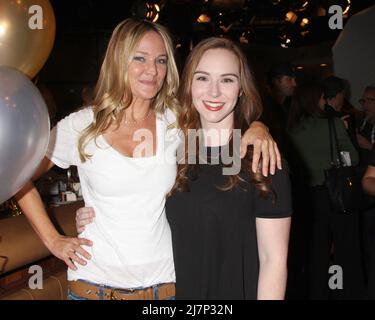 LOS ANGELES - 25 MARS : Sharon case, Camryn Grimes au gâteau d'anniversaire 41st des jeunes et sans repos à CBS Television City le 25 mars 2014 à Los Angeles, en Californie Banque D'Images