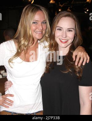 LOS ANGELES - 25 MARS : Sharon case, Camryn Grimes au gâteau d'anniversaire 41st des jeunes et sans repos à CBS Television City le 25 mars 2014 à Los Angeles, en Californie Banque D'Images