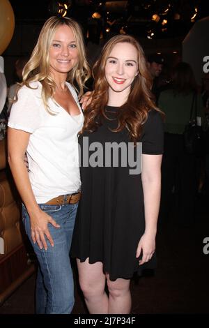 LOS ANGELES - 25 MARS : Sharon case, Camryn Grimes au gâteau d'anniversaire 41st des jeunes et sans repos à CBS Television City le 25 mars 2014 à Los Angeles, en Californie Banque D'Images