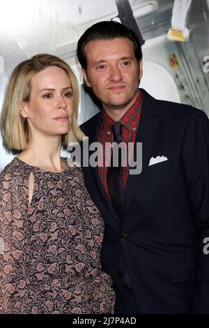 LOS ANGELES - 24 FÉVRIER : Sarah Paulson, Jason Butler Harner à la première 'non-stop' au Village Theatre le 24 février 2014 à Westwood, CA Banque D'Images