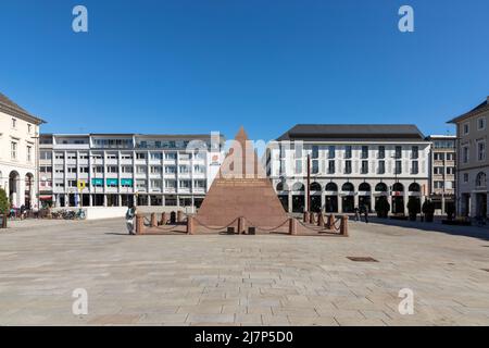 Karlsruhe, Allemagne - 17 avril 2022 : la Pyramide de Karlsruhe, la tombe fondatrice de la ville, monument en grès rouge situé sur la place du marché de Karlsruhe. Banque D'Images