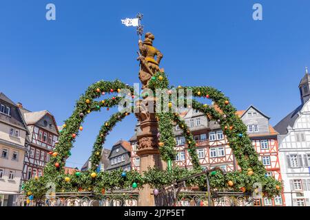 Butzbach, Allemagne - 18 avril 2022 : place du marché avec décoration de pâques à la fontaine de la vieille ville de butzbach, Allemagne. Banque D'Images