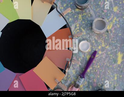 cartes de test de peinture de couleur sur un seau avec des pinceaux Banque D'Images