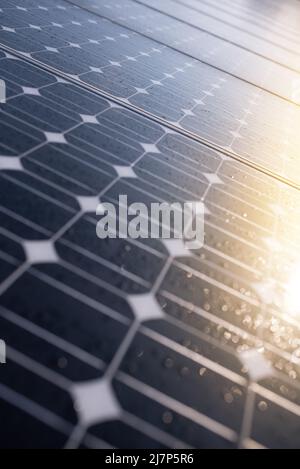 Modules photovoltaïques centrale solaire au coucher du soleil Banque D'Images